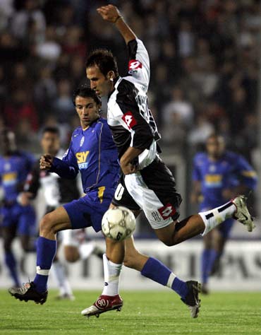 小卡关键抢断竟是犯规！裁判三秒两误判抢戏，快船19分逆转胜局遭质疑